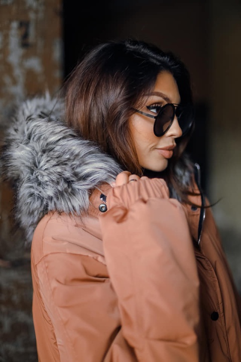 Ocieplana kurtka z futrzanym kapturem camel - ME GUSTA