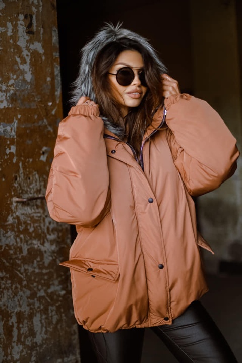 Ocieplana kurtka z futrzanym kapturem camel - ME GUSTA