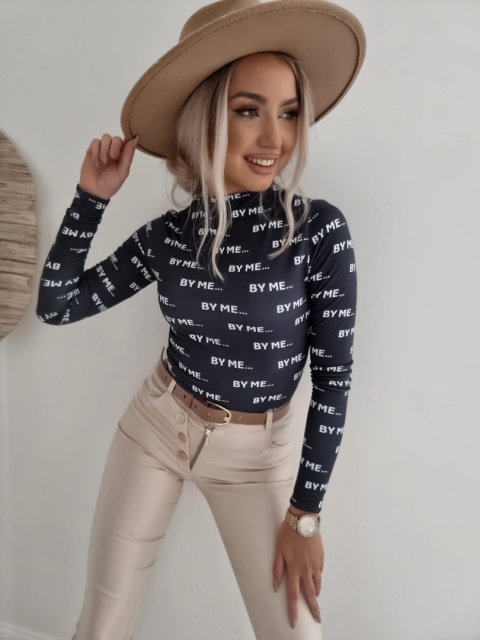 Bluzka półgolf w napisy By Me czarny - BY ME