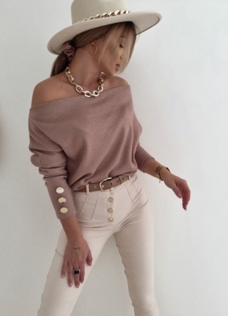 Sweterek o łódkowym dekolcie ozdobiony guzikami IRIS kakao - BY ME