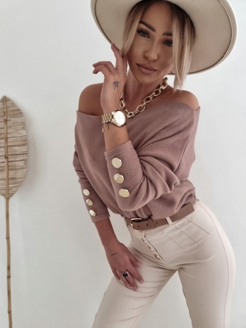 Sweterek o łódkowym dekolcie ozdobiony guzikami IRIS kakao - BY ME