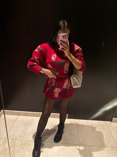 Sweterkowy komplet w kwiaty czerwony La Milla