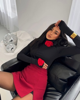 Bluzka golfik z różami 3D czarna La Milla