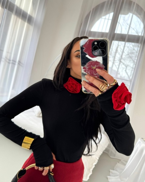 Bluzka golfik z różami 3D czarna La Milla