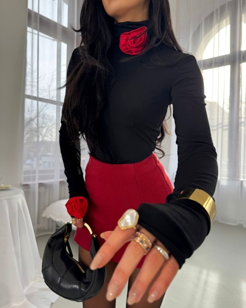 Bluzka golfik z różami 3D czarna La Milla