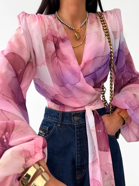 Bluzka szyfonowa kopertowa w pudrowe kwiaty La Milla