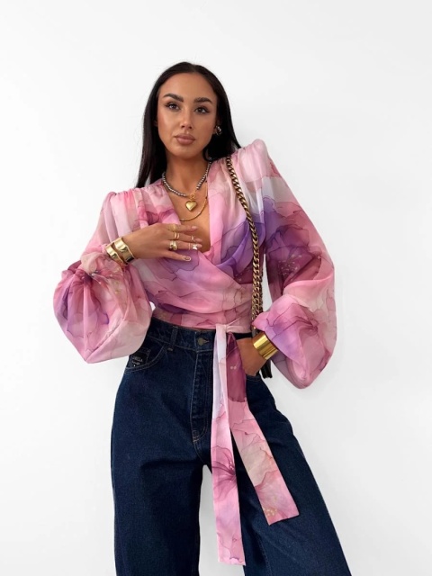 Bluzka szyfonowa kopertowa w pudrowe kwiaty La Milla