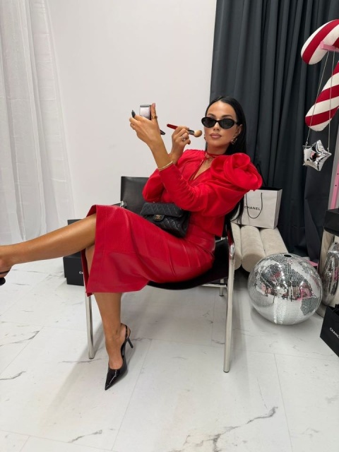 Elegancka bluzka z kwiatem czerwona La Milla