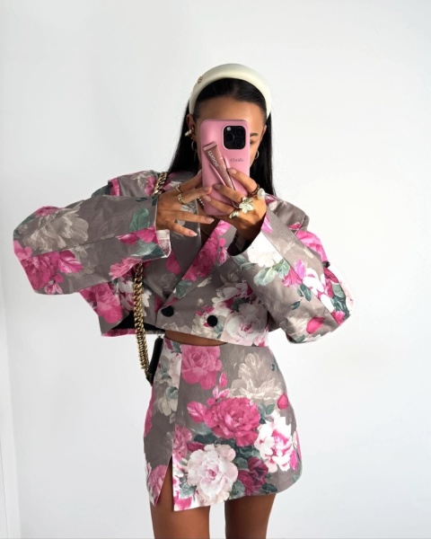 Komplet marynarka z guzikami oraz spódnico spodenki kwiaty beżowe tło La Milla