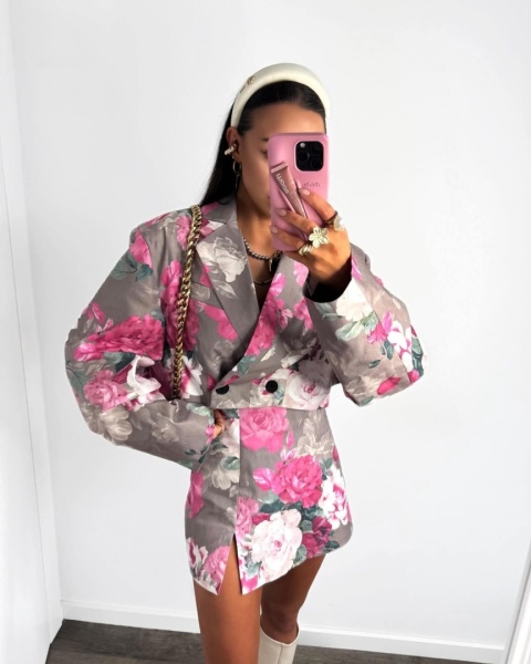 Komplet marynarka z guzikami oraz spódnico spodenki kwiaty beżowe tło La Milla