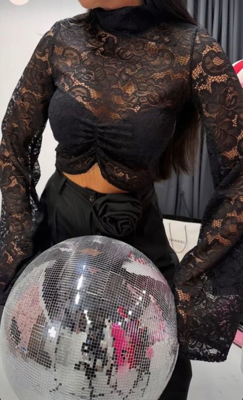 Koronkowa bluzka z marszczeniem czarna La Milla