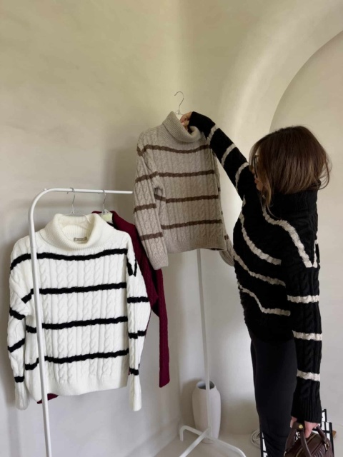 Sweter golf INKO pasy czarno beżowe By Me