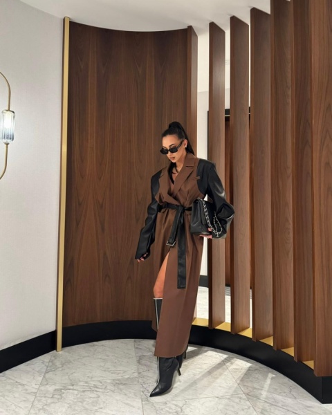 Czekoladowy trencz ze skórzanymi rękawami La Milla