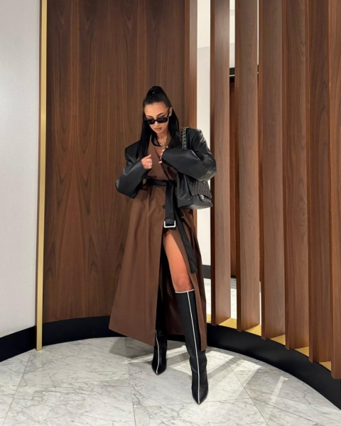 Czekoladowy trencz ze skórzanymi rękawami La Milla