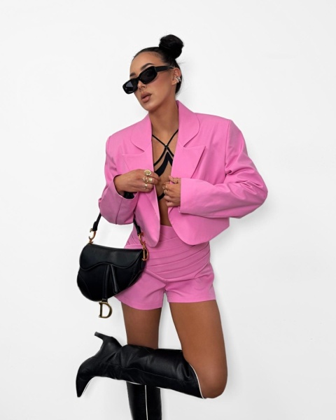 Krótka marynarka z kokardą na plecach różowa La Milla