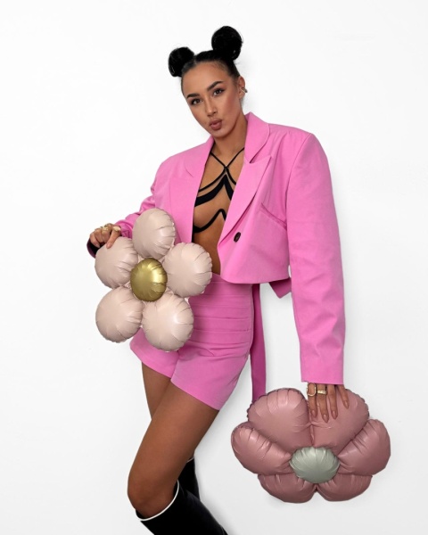 Krótka marynarka z kokardą na plecach różowa La Milla