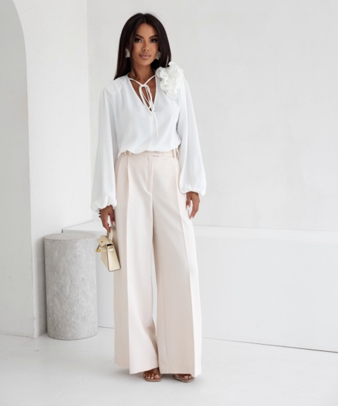Elegancka bluzka z wiązaniem i różą ecru Me Gusta
