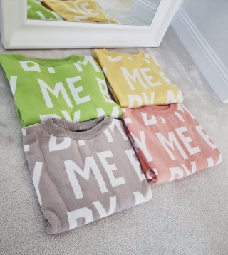 Sweter w napisy BY ME brzoskwiniowy - BY ME