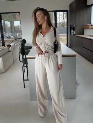 Komplet z wiskozy bluzka z marszczeniem i luźne spodnie beżowy Agatha Fashion