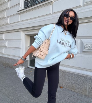 Błękitna bluza pastelowa z logowaniem La Milla