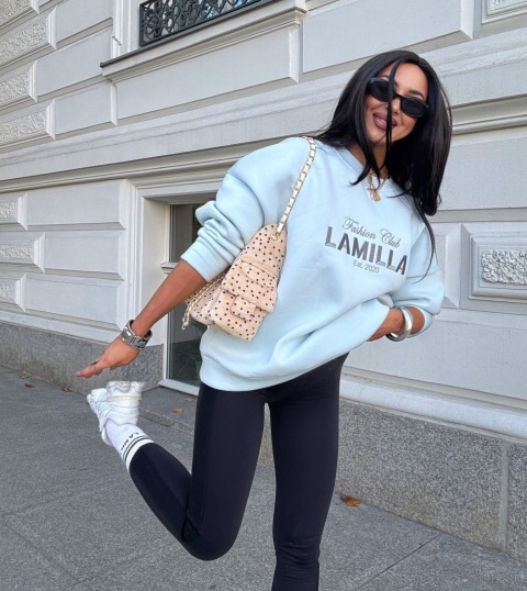 Błękitna bluza pastelowa z logowaniem La Milla