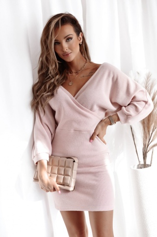 Sweterkowa sukienka z kopertowym dekoltem SALMA różowa - XANA