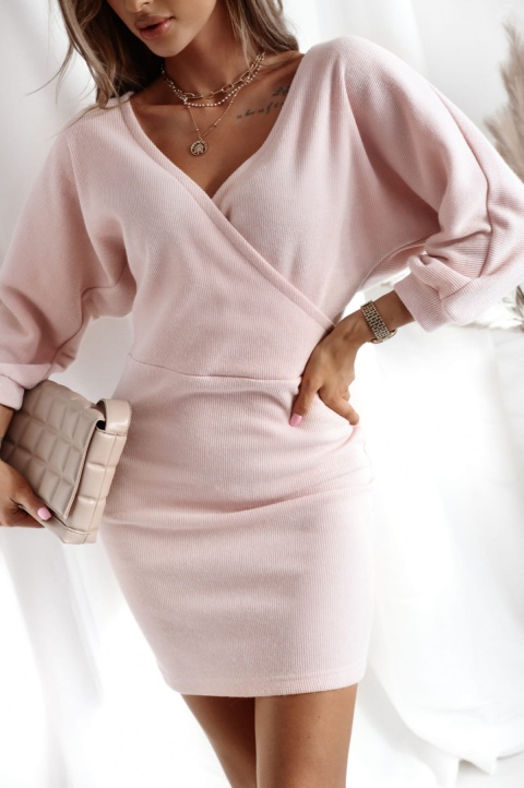 Sweterkowa sukienka z kopertowym dekoltem SALMA różowa - XANA