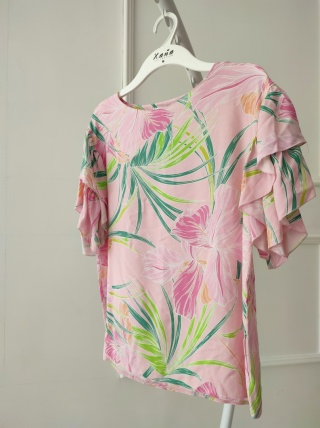 Bluzka z falbankowym rękawem w kwiaty - XANA