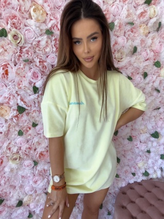 Obszerny t-shirt sukienka ESSENCE bananowy - LA MANUEL