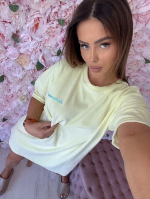 Obszerny t-shirt sukienka ESSENCE bananowy - LA MANUEL