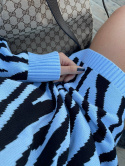 Dłuższy sweter oversize ZEBRA baby blue - LA MILLA
