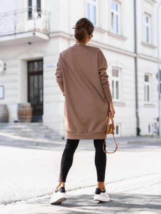 Bluza o dłuższym kroju z ozdobnymi agrafkami mokka - LA MONNE