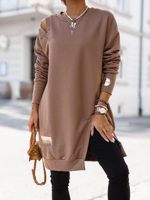 Bluza o dłuższym kroju z ozdobnymi agrafkami mokka - LA MONNE