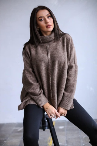 Golf z ozdobnym szwem NEVADA orzech - ME GUSTA