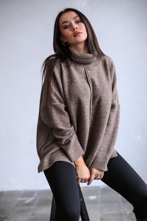 Golf z ozdobnym szwem NEVADA orzech - ME GUSTA