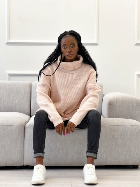 Klasyczny golf o równomiernym prążkowanym splocie pudrowy - ME GUSTA