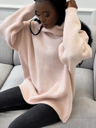 Klasyczny golf o równomiernym prążkowanym splocie pudrowy - ME GUSTA