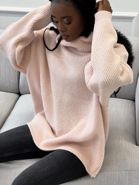 Klasyczny golf o równomiernym prążkowanym splocie pudrowy - ME GUSTA