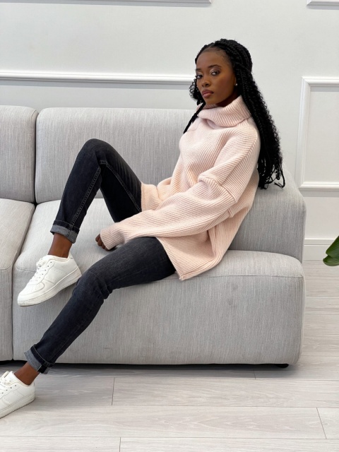 Klasyczny golf o równomiernym prążkowanym splocie pudrowy - ME GUSTA