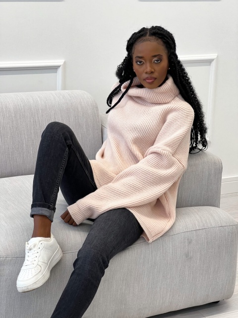 Klasyczny golf o równomiernym prążkowanym splocie pudrowy - ME GUSTA