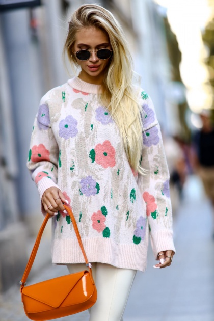 Żakardowy sweter w kwiaty LILY pudrowy- ME GUSTA